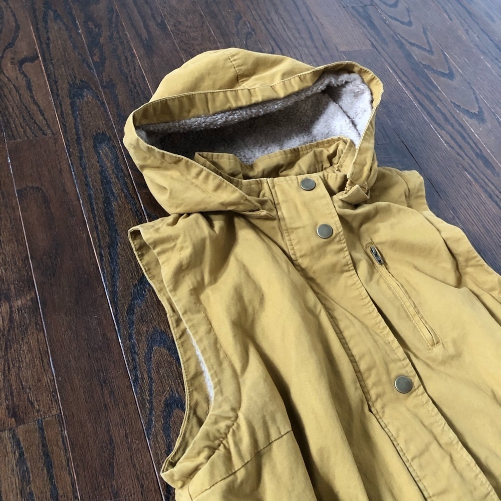 Love Tree Women’s M Mustard Yellow Khaki Sleeveless Hooded Sherpa Lined Vest - Picture 2 of 13